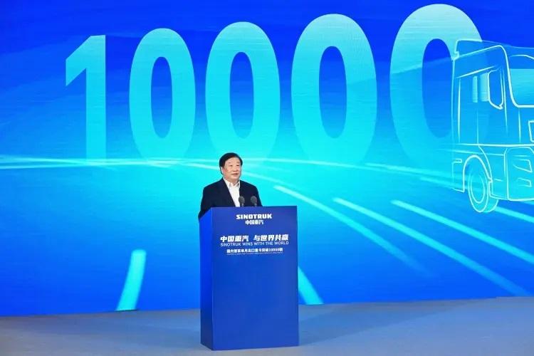 譚旭光：中國重汽單月出口破萬輛，創(chuàng)造了我國重型卡車行業(yè)出口的里程碑！